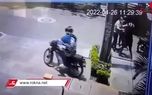 فیلم لحظه زورگیری 5 مرد موتور سوار در روز روشن